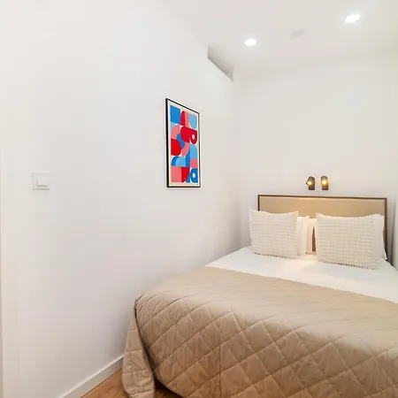 Whome Live The Lisbon Dream - Cobblestones & Culture